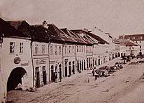 Západní strana náměstí 70. léta 19 století