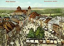Staré Město s morovým sloupem. Pohlednice je z konce 19.a počátku 20.století. Na snímku je zachyceno náměstí v době výročních trhů