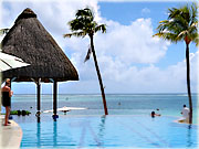 Mauricius, Ambre Resort & Spa, výhled na moře z bazénu