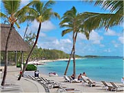 Mauricius, Ambre Resort & Spa, poloprázdná lehátka a dlouhá pláž