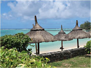 Mauricius, Ambre Resort & Spa, pohled na moře přes zídku
