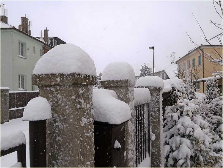 Sněhové čepice na plotě