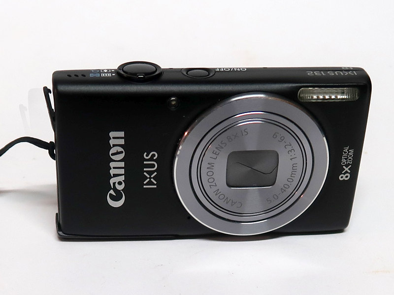 Canon Ixus 132 černý pohled zepředu