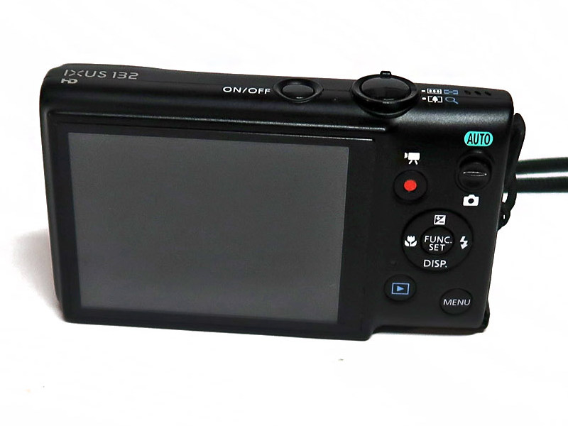 Canon Ixus 132 černý pohled zezadu